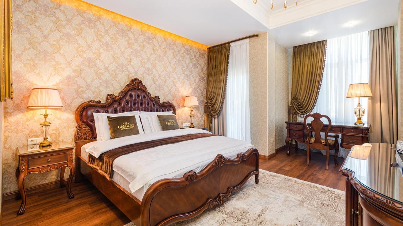 Gregory Boutique Hotel Chisinau Bagian luar foto A bedroom in the hotel