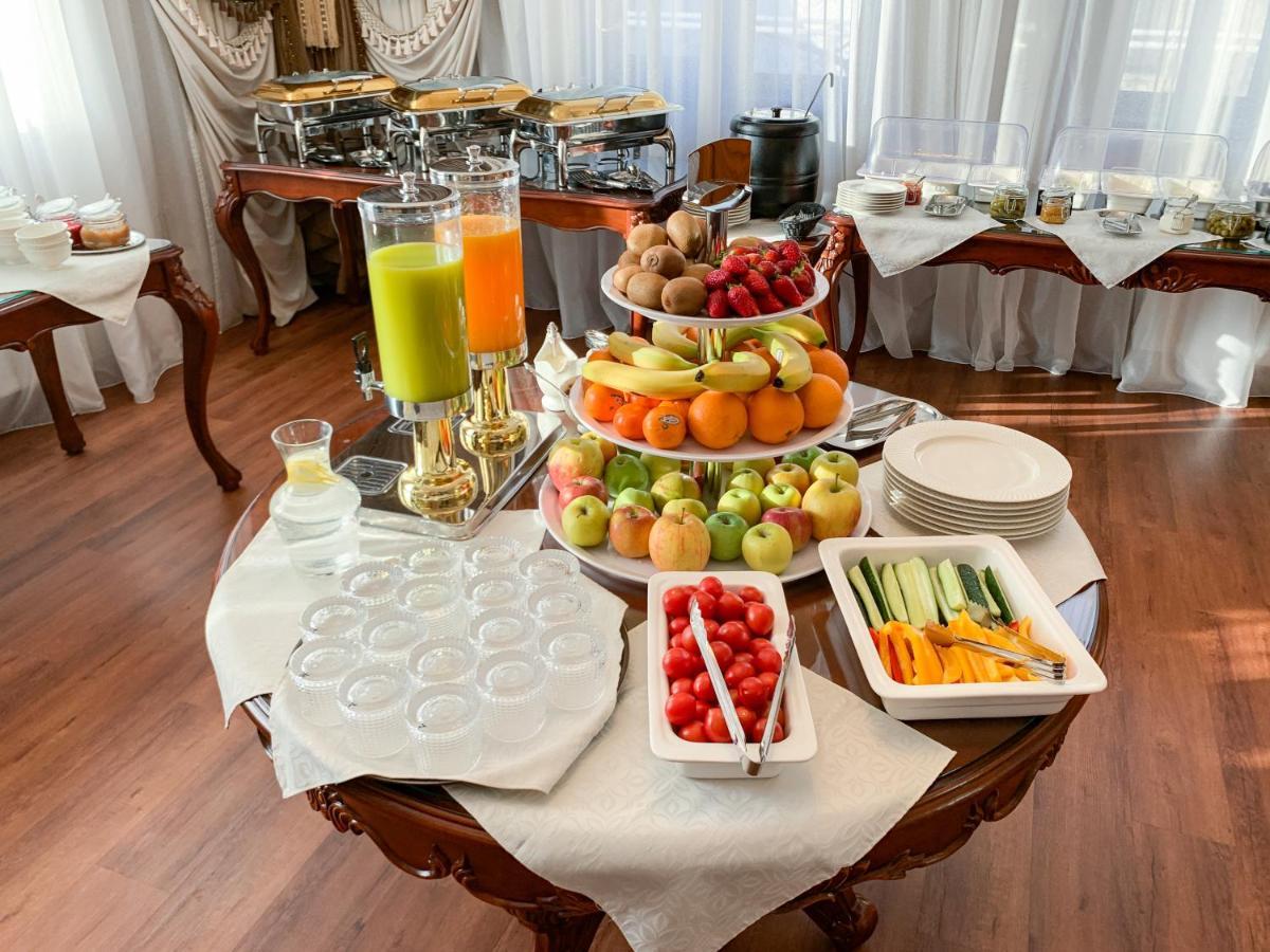 Gregory Boutique Hotel Chisinau Bagian luar foto A buffet at a hotel