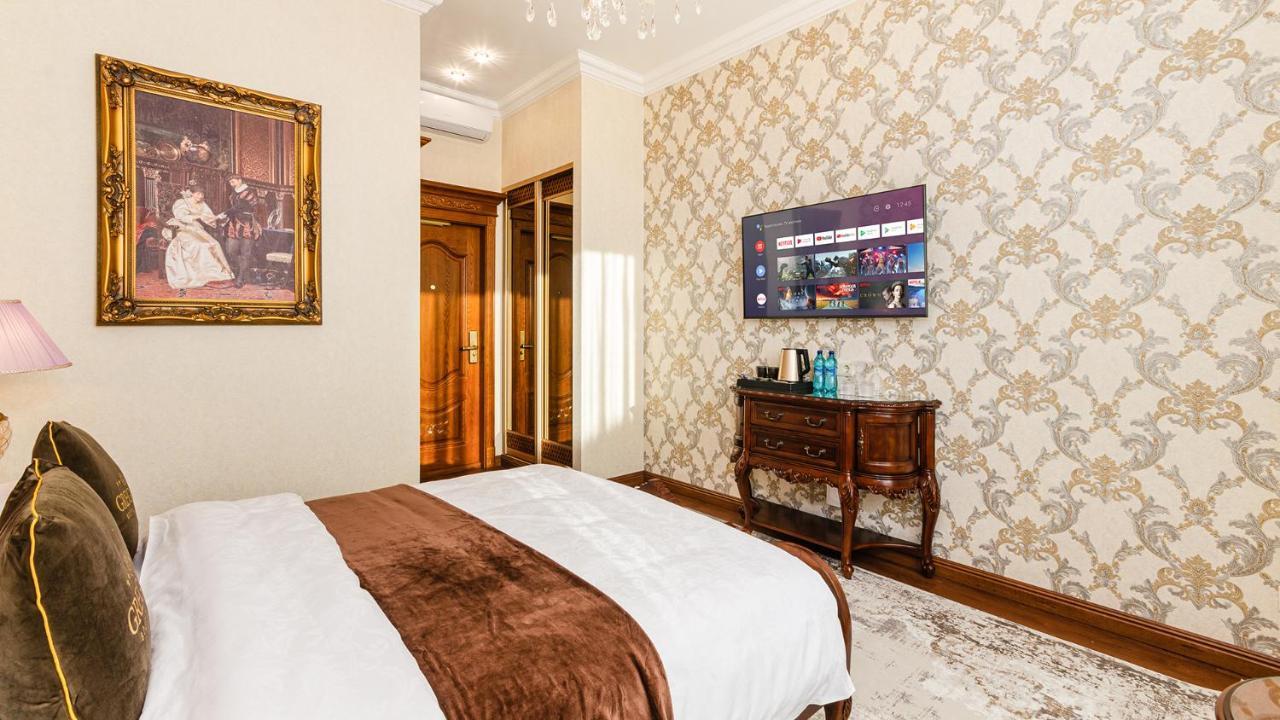 Gregory Boutique Hotel Chisinau Bagian luar foto A room at the hotel