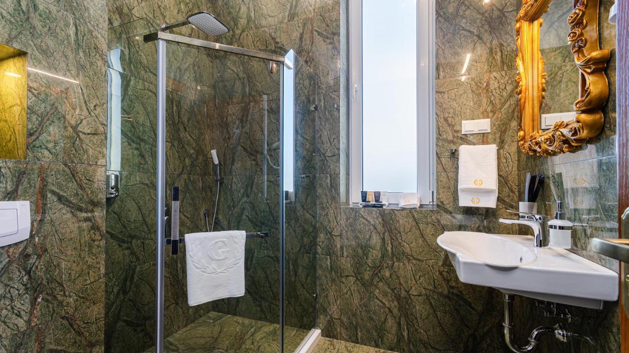 Gregory Boutique Hotel Chisinau Bagian luar foto A shower enclosure