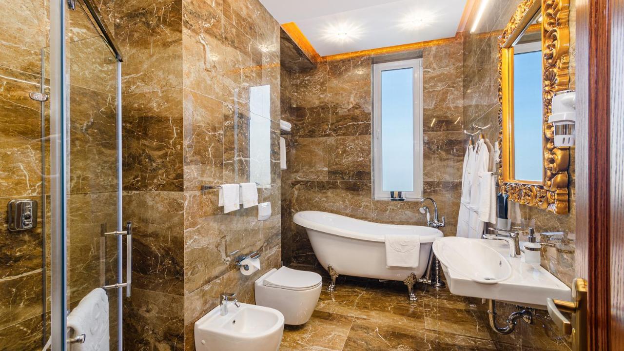 Gregory Boutique Hotel Chisinau Bagian luar foto Bathroom