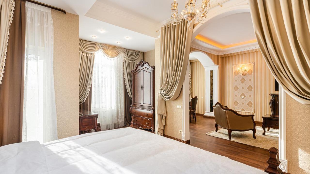 Gregory Boutique Hotel Chisinau Bagian luar foto A bedroom at the hotel