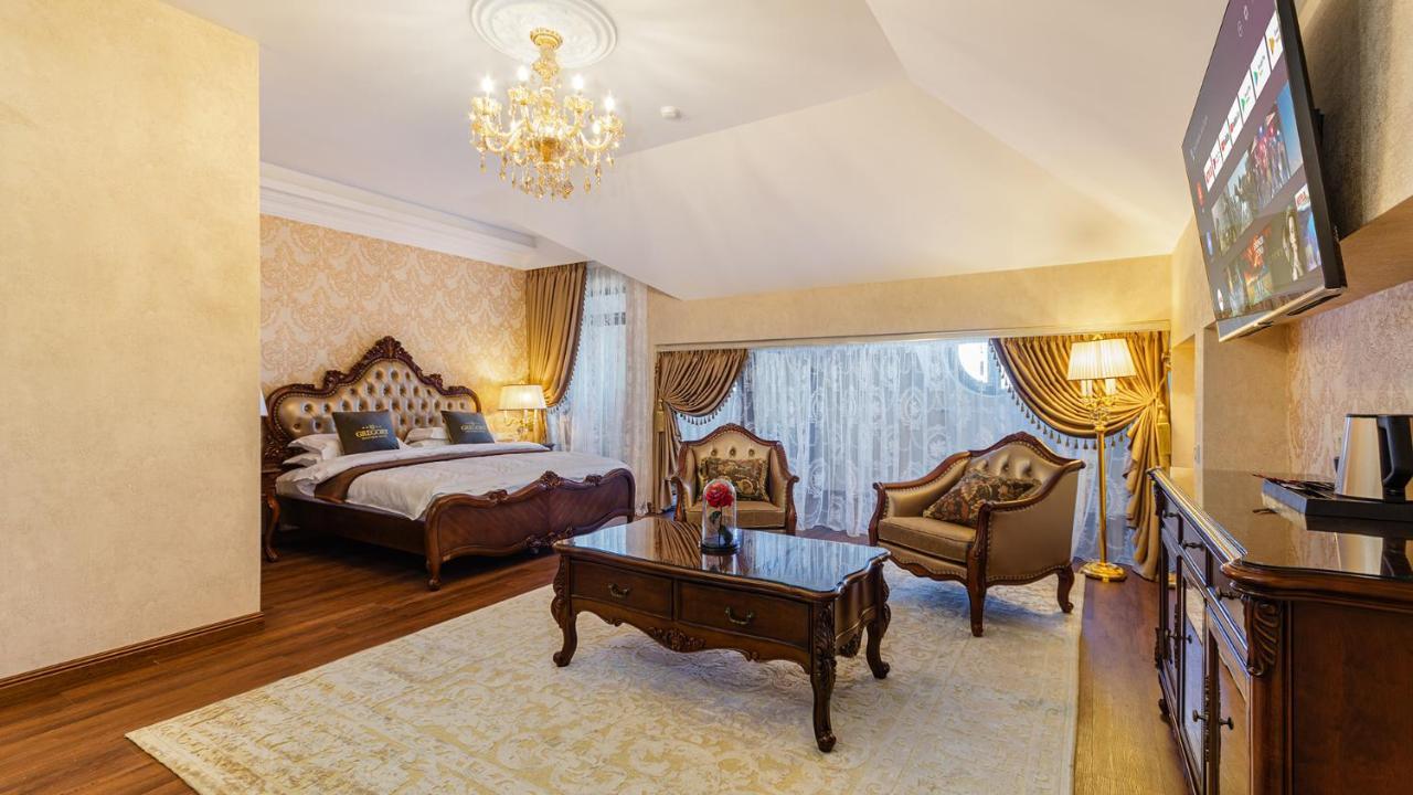 Gregory Boutique Hotel Chisinau Bagian luar foto Suite