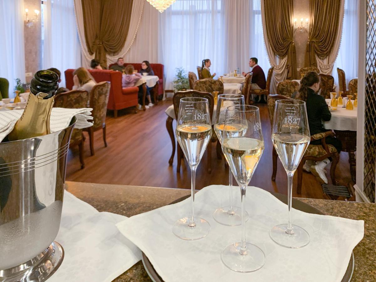 Gregory Boutique Hotel Chisinau Bagian luar foto Restaurant
