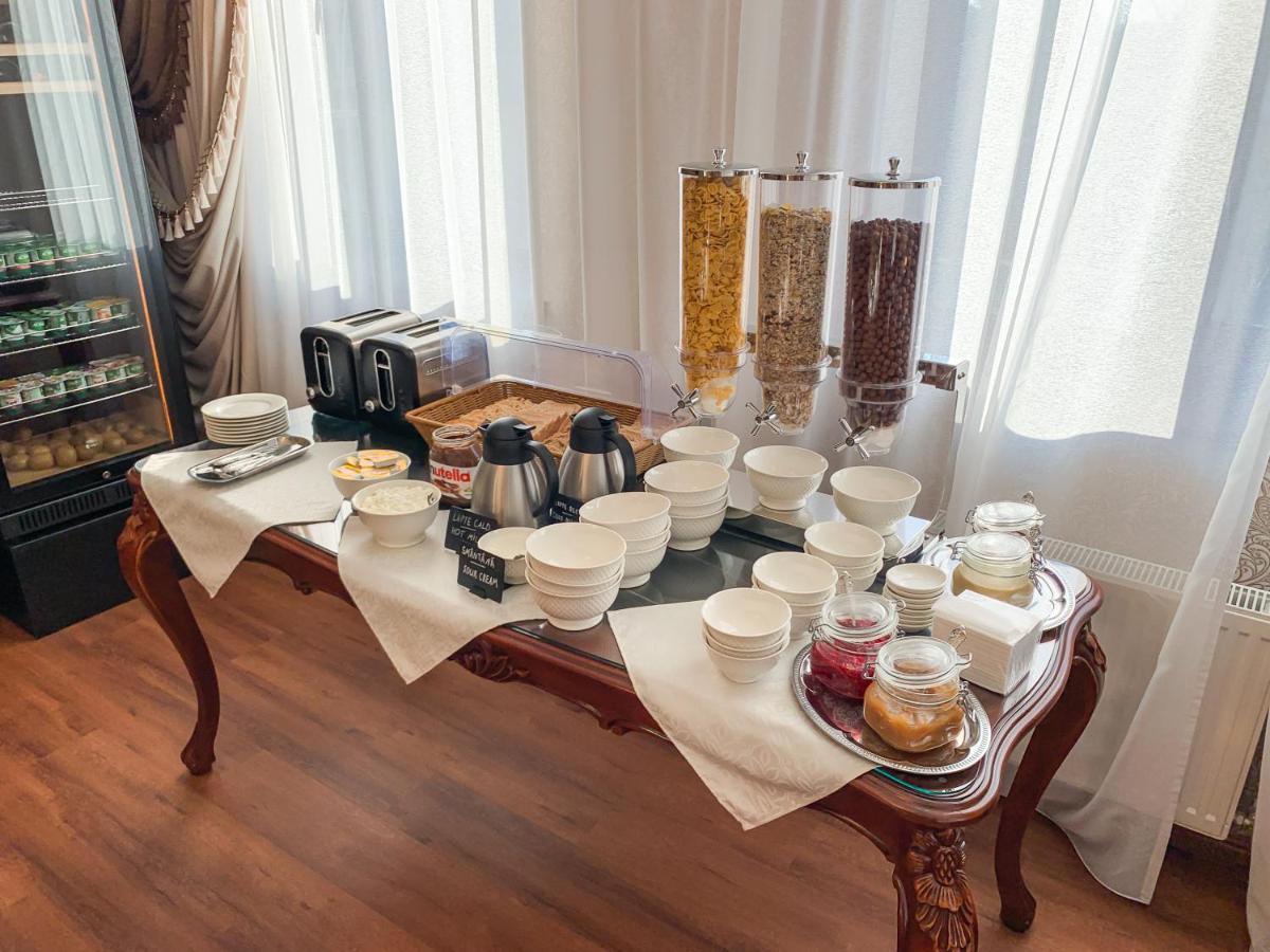 Gregory Boutique Hotel Chisinau Bagian luar foto A breakfast buffet