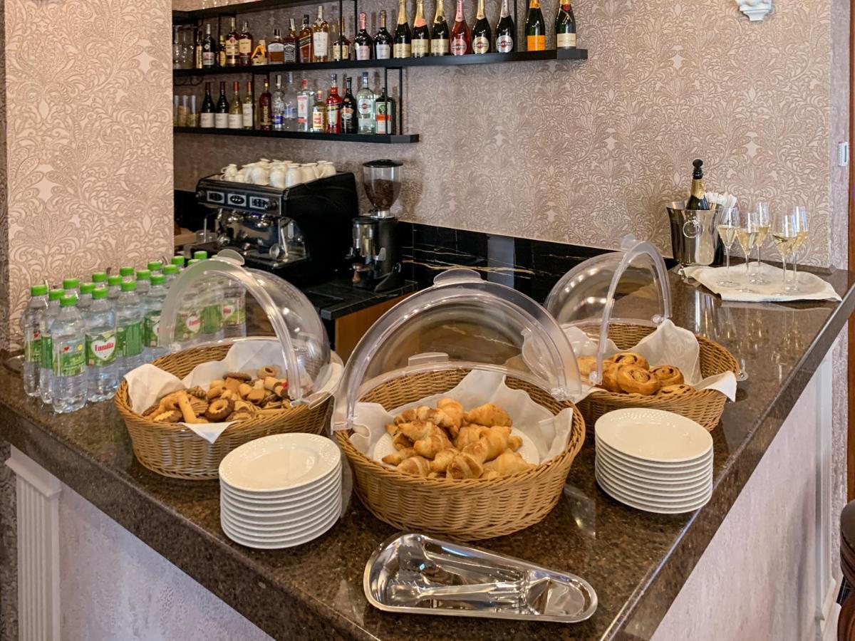 Gregory Boutique Hotel Chisinau Bagian luar foto A buffet at a hotel