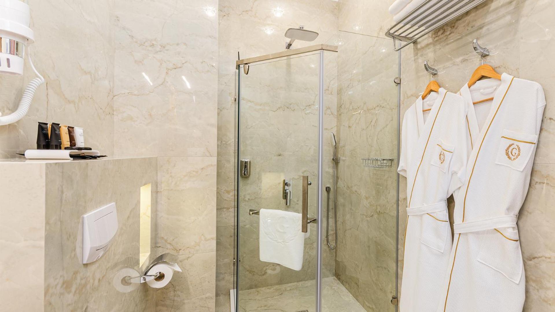 Gregory Boutique Hotel Chisinau Bagian luar foto A shower with a sliding door